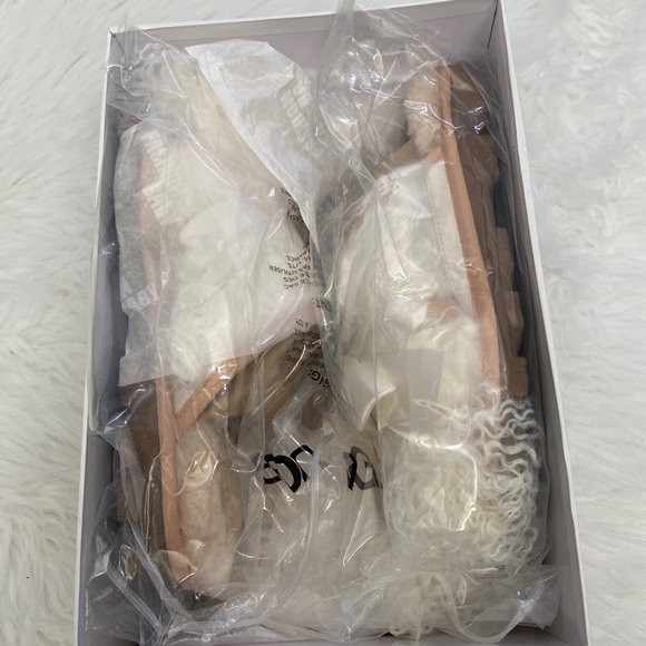 🎉HOST PIC🥳UGG Coquette Mongolian Slipper Shoes 8 - Picture 4 of 6